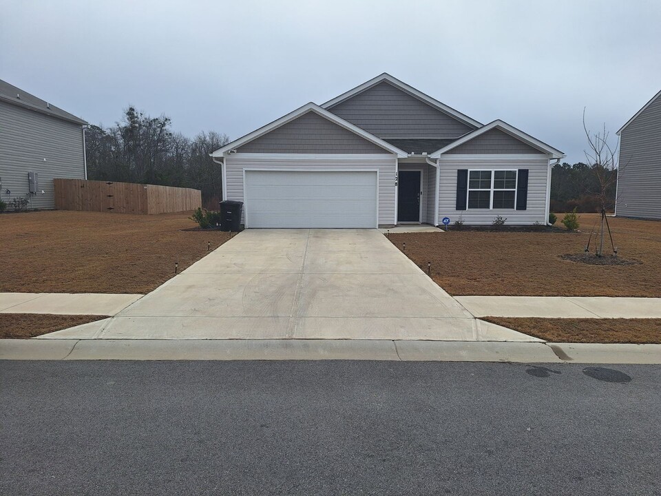 128 Woodmere Dr in Lugoff, SC - Building Photo