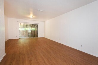9007 Little Walnut Pkwy in Austin, TX - Building Photo - Building Photo
