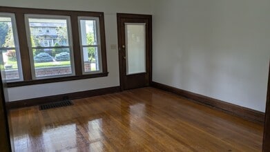 2438 Woodmere Dr in Cleveland Heights, OH - Building Photo - Building Photo