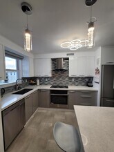 137 Golden Isles Dr in Hallandale Beach, FL - Foto de edificio - Building Photo