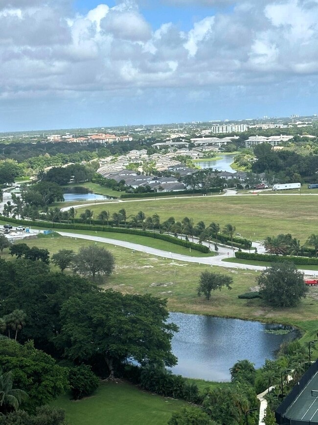 2425 Presidential Way in West Palm Beach, FL - Building Photo - Building Photo