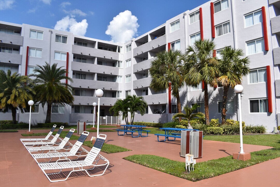 Suncoast Place Apartments in North Miami Beach, FL - Building Photo