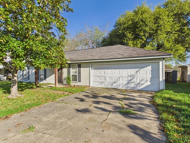 303 Breton Dr in Lafayette, LA - Building Photo - Building Photo
