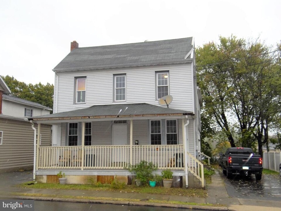 613 W 1st St in Birdsboro, PA - Building Photo