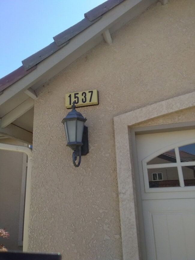 1537 Greenwich Dr in Los Banos, CA - Building Photo - Building Photo