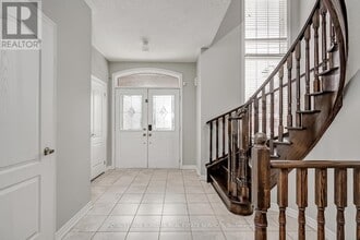 2105 Falling Green Dr in Oakville, ON - Building Photo - Building Photo