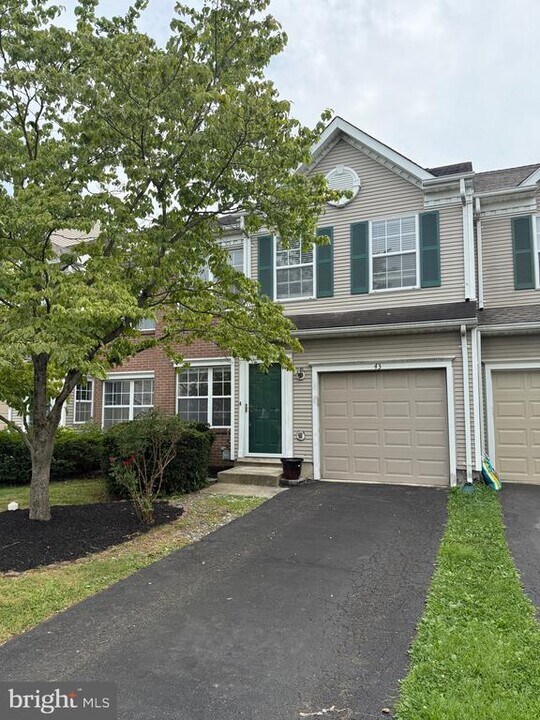 43 Honey Locust Ln in Newtown, PA - Building Photo