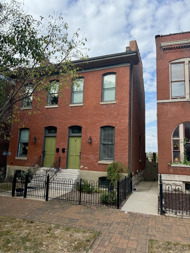 2327 Hickory St in St. Louis, MO - Building Photo - Building Photo