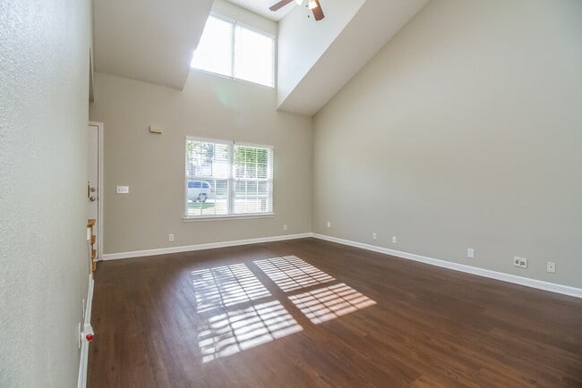 360 Davids Way in La Vergne, TN - Foto de edificio - Building Photo