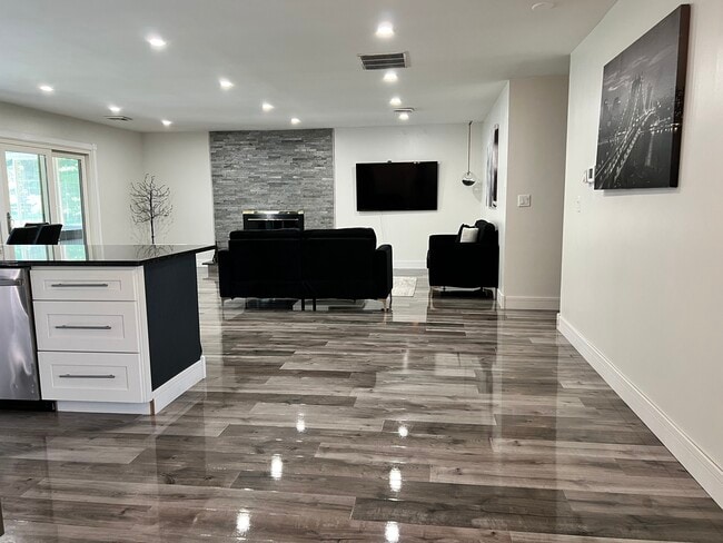 11405 Central Dr W in Carmel, IN - Foto de edificio - Building Photo