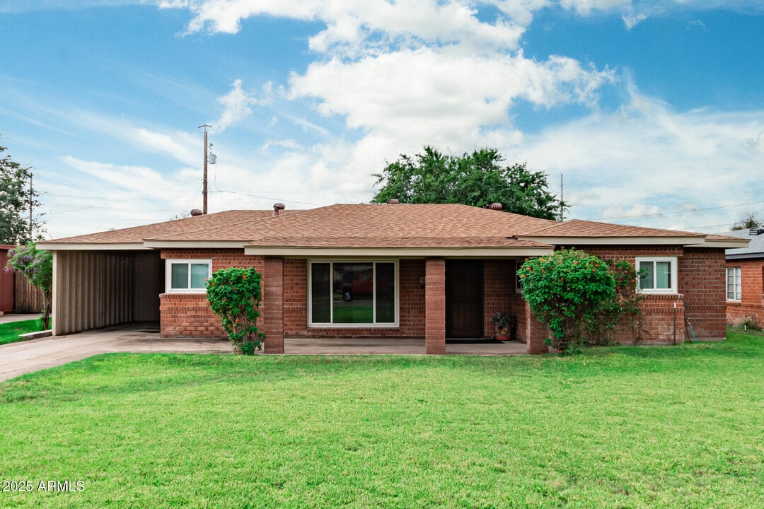 839 E Lawrence Rd in Phoenix, AZ - Building Photo