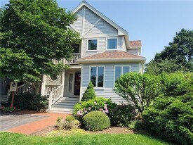 15 Hammersmith Rd in Newport, RI - Building Photo