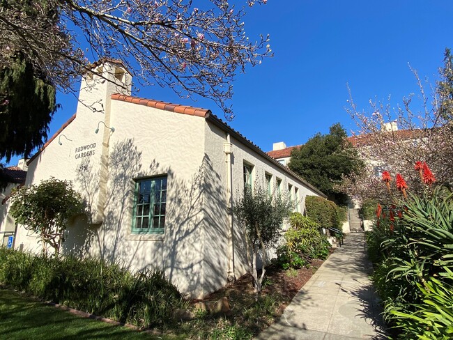 Redwood Gardens Apartments in Berkeley, CA - Foto de edificio - Building Photo