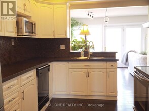 96 Osborne Crescent in Oakville, ON - Building Photo - Building Photo