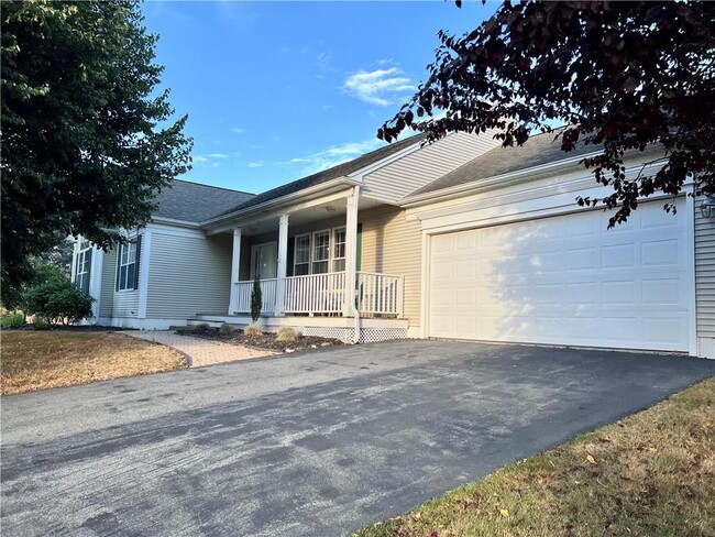 65 Carriage Trl in Middletown, RI - Building Photo - Building Photo