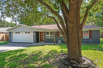 110 Juniper St in Mansfield, TX - Foto de edificio - Building Photo