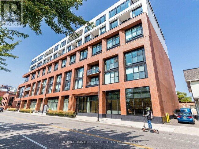 2720 Dundas St W in Toronto, ON - Building Photo - Building Photo