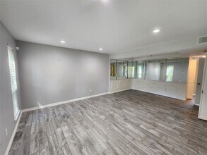 10352 Longmont Dr in Houston, TX - Building Photo - Building Photo