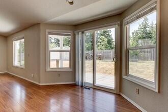 401 SW Muzzall St in Oak Harbor, WA - Building Photo - Building Photo