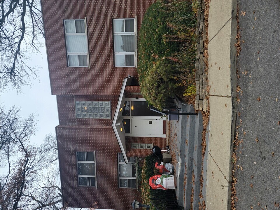 144 Ann St in Clarendon Hills, IL - Building Photo