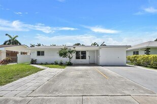 814 NE 4th St in Hallandale Beach, FL - Building Photo