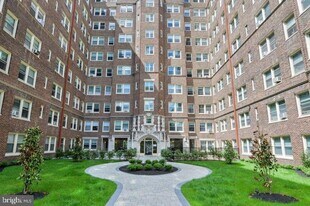 4247 Locust St in Philadelphia, PA - Building Photo