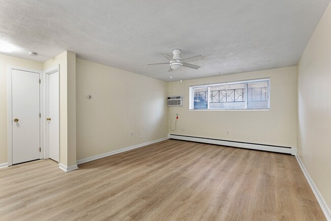 355 Market St, Unit #1 in Boston, MA - Foto de edificio - Building Photo