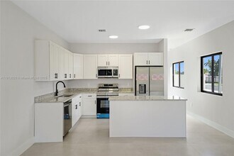 4303 E 8th Ct in Hialeah, FL - Building Photo - Building Photo