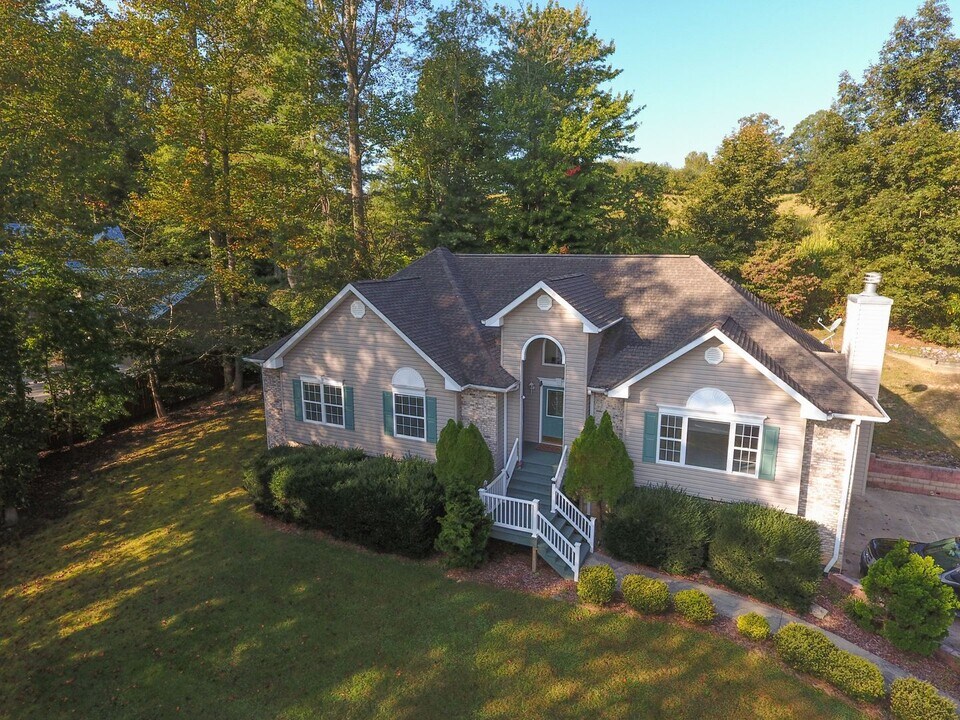 210 Winding Way Ln in Hendersonville, NC - Building Photo
