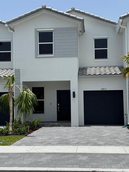 18413 SW 1st St in Pembroke Pines, FL - Building Photo