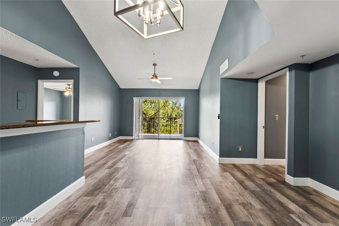 1270 Wildwood Lakes Blvd in Naples, FL - Building Photo