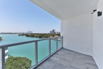 9821 E Bay Harbor Dr, Unit 902 in Bay Harbor Islands, FL - Foto de edificio - Building Photo