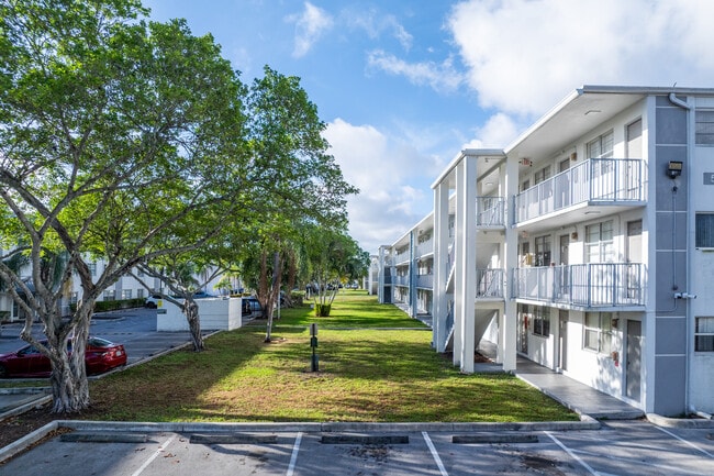 Park Hill Hollywood Apartments in Hollywood, FL - Foto de edificio - Building Photo