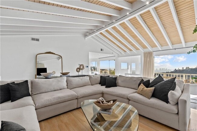 2019 Sunset Plaza Dr in Los Angeles, CA - Building Photo - Building Photo