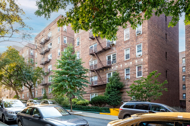 10255 67th Dr in Forest Hills, NY - Building Photo - Building Photo