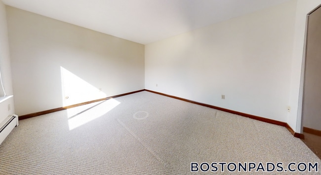 384 Sunderland Rd in Worcester, MA - Building Photo - Building Photo