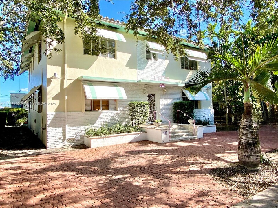 809 Ferdinand St in Coral Gables, FL - Building Photo