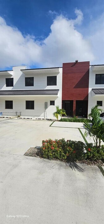 936 NW 10th St in Florida City, FL - Building Photo