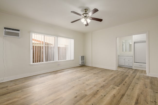 1317 N Bronson Ave in Los Angeles, CA - Foto de edificio - Building Photo