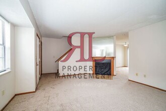 320 Crosswind Dr in Westerville, OH - Foto de edificio - Building Photo