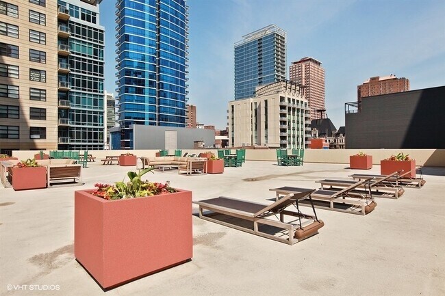 70 W Huron St, Unit 603 in Chicago, IL - Building Photo - Building Photo