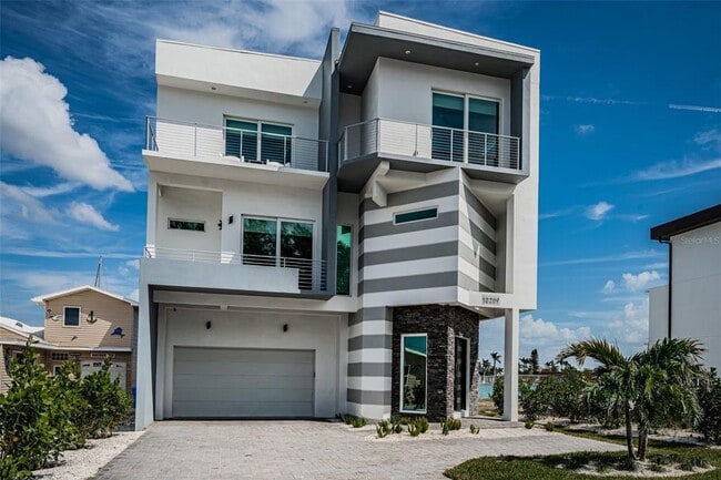 10209 Gulf Blvd in Treasure Island, FL - Building Photo - Building Photo
