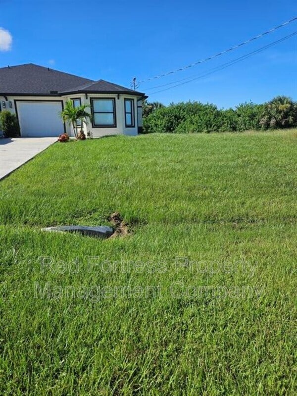 5037 Centennial Blvd in Lehigh Acres, FL - Foto de edificio - Building Photo