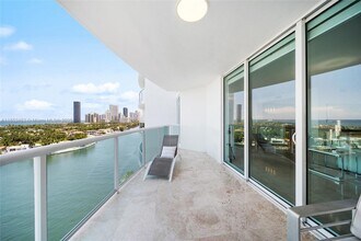 20201 E Country Club Dr in Aventura, FL - Building Photo - Building Photo