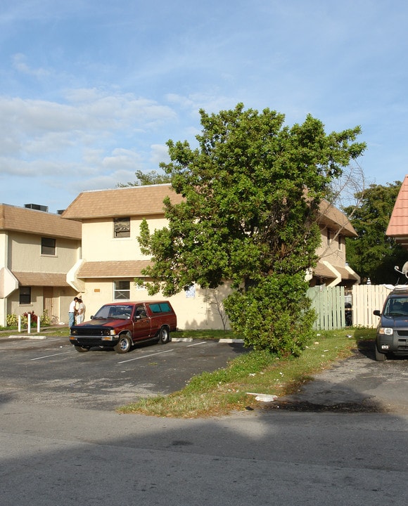 1701-1711 SW 40th Ter in Fort Lauderdale, FL - Building Photo