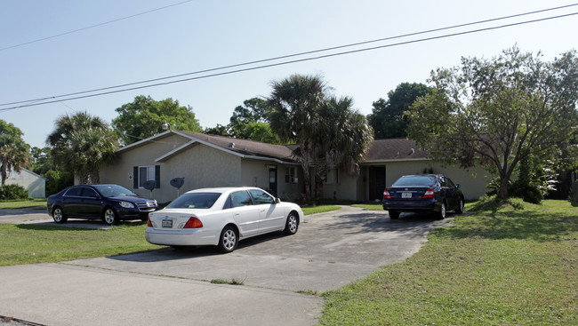 513 NE 25th Ave in Cape Coral, FL - Foto de edificio - Building Photo