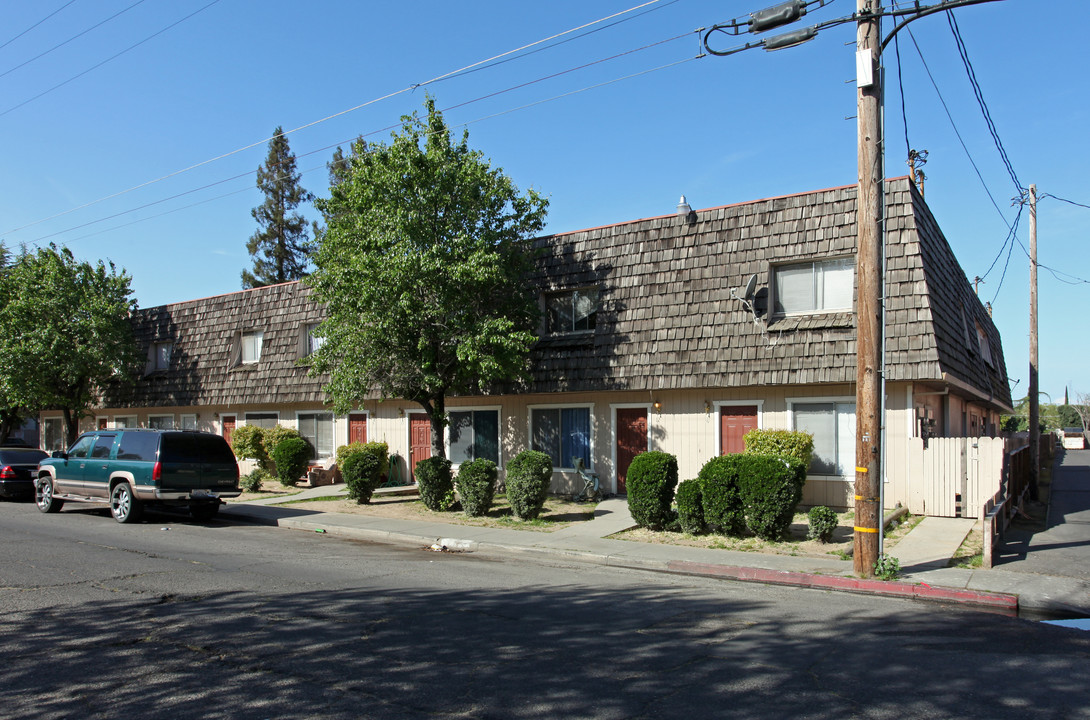 877 Pioneer in Turlock, CA - Foto de edificio