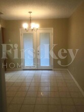 1252 SW Goodman Ave in Port St. Lucie, FL - Foto de edificio - Building Photo