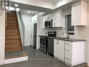 160 Lansdowne Ave in Toronto, ON - Building Photo - Building Photo