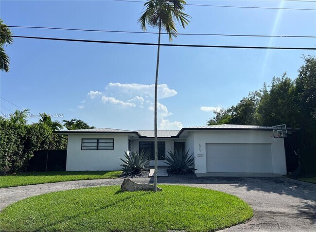 2062 NE 121st Rd in North Miami, FL - Building Photo - Building Photo